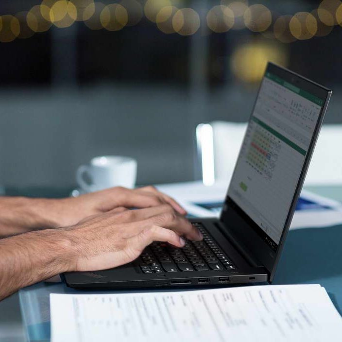 Das Bild zeigt ein Notebook, auf dem jemand während einer Fernwartung tippt. Der Bildschirm des Notebooks könnte dabei relevante Informationen oder eine Remote-Verbindung anzeigen, die auf die Unterstützung oder Behebung eines technischen Problems hinweist. Die Szene vermittelt den Eindruck einer aktiven und konzentrierten Arbeitssituation.
