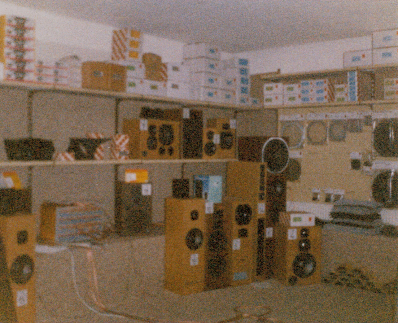Bild Eröffnung Kasinostraße 1987. Zu sehen sind einige Lautsprecher.