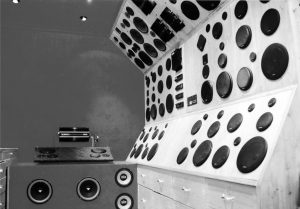 Ein Schwarz-Weiß-Bild aus dem Jahr 1990 zeigt unsere ehemalige Lautsprecherausstellung. Diese nostalgische Aufnahme dient als Symbol für den historischen Teil der Neueröffnung und vermittelt einen Blick in die Anfänge unserer Entwicklung.