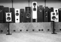 Ein Schwarz-Weiß-Bild aus dem Jahr 1990 zeigt unsere ehemalige Lautsprecherausstellung. Die nostalgische Aufnahme symbolisiert den Weg zur Neueröffnung und verbindet Vergangenheit und Gegenwart.