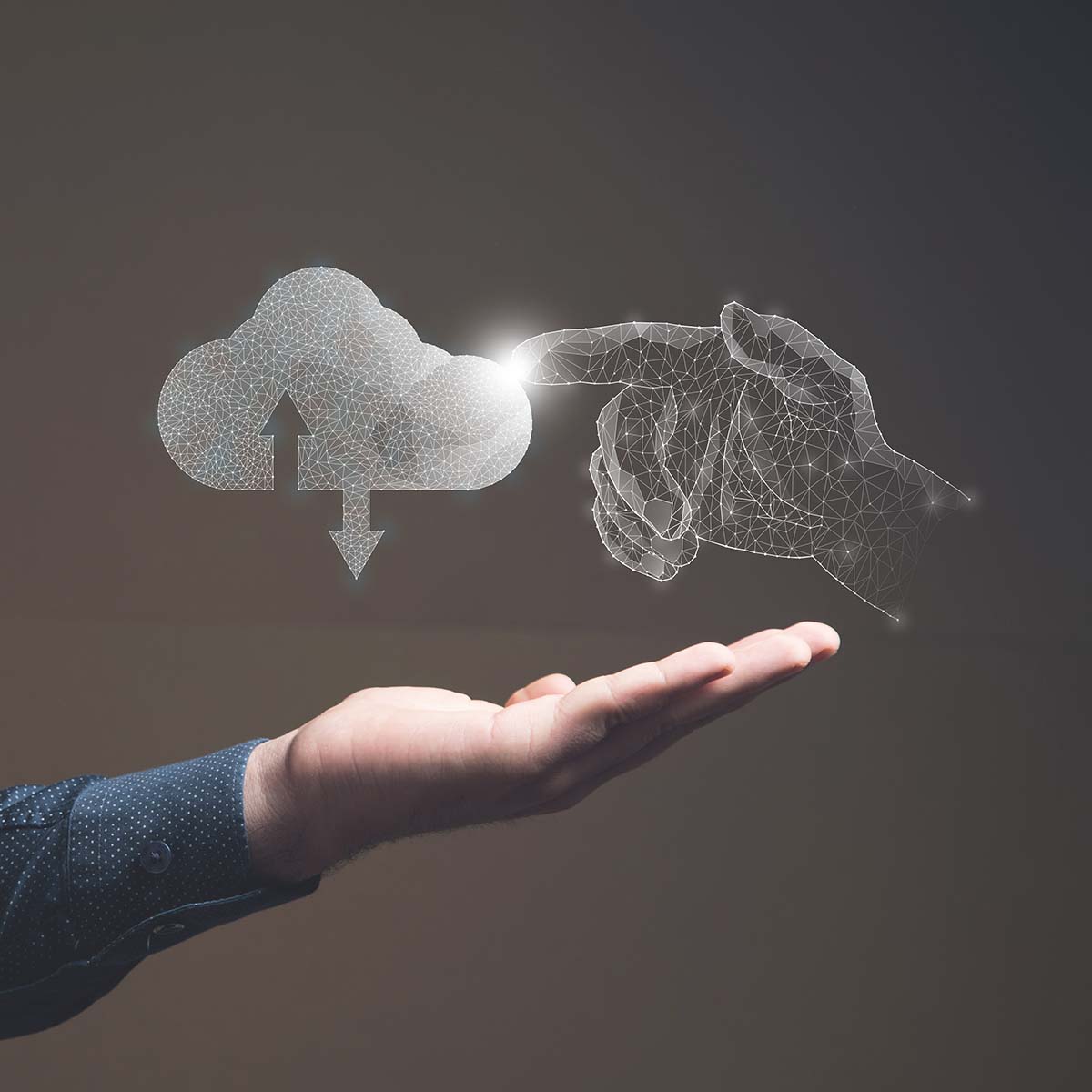 Stockfoto Cloud Solutionsbild 1 cropped Bild einer Flachen Hand. Über Ihr ist ein Cloud up- und downloadordner.