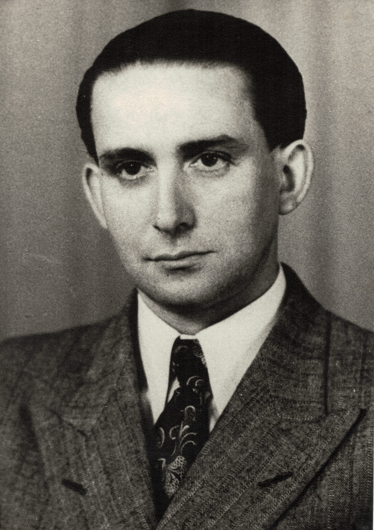 Walter Zimmermann, Gründer des Unternehmens, abgebildet in einem Schwarz-Weiß-Foto. Die klassische Aufnahme vermittelt einen zeitlosen Eindruck und hebt seine Bedeutung als Visionär und Pionier des Unternehmens hervor.