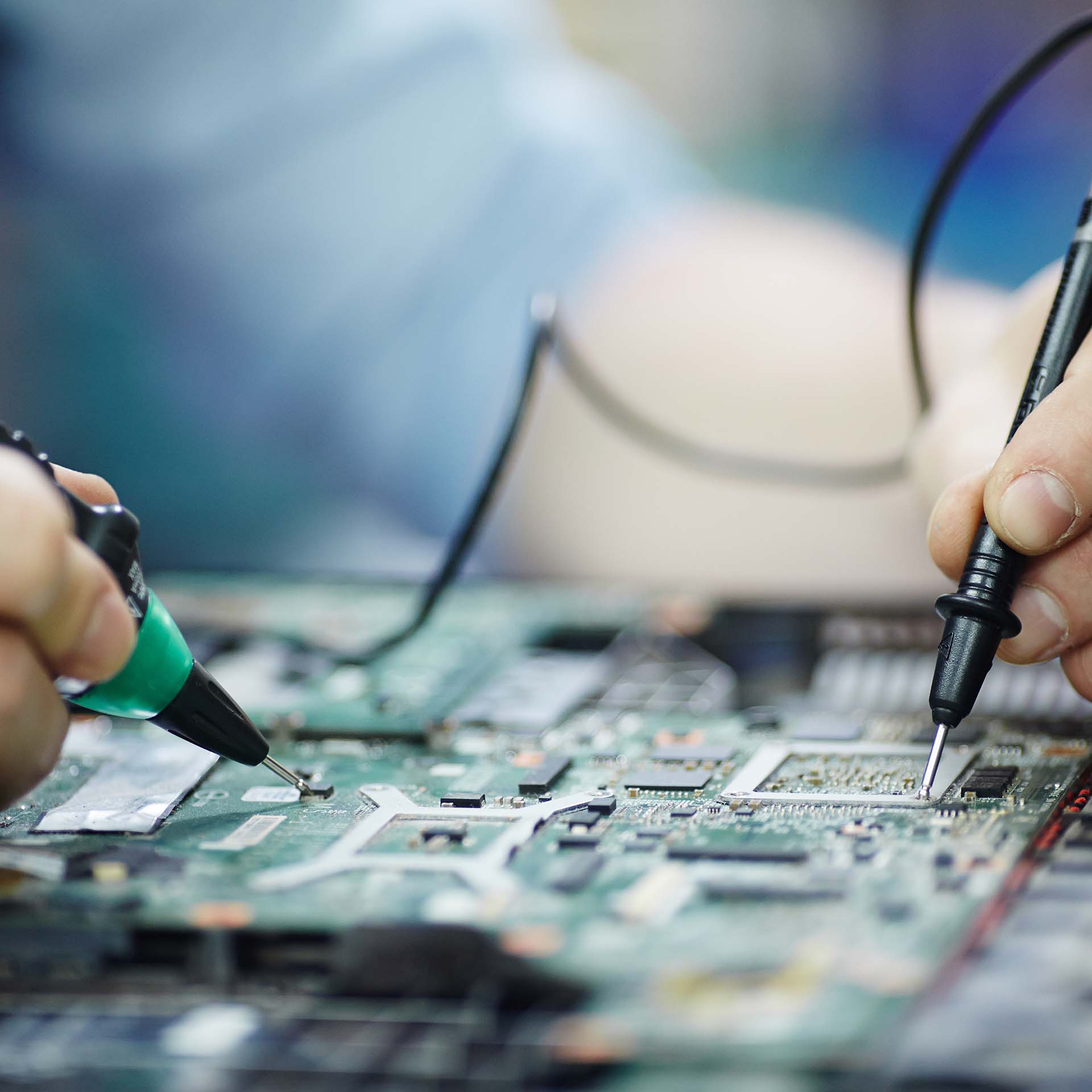Stockfoto Leitplatte prüfen Ein Mitarbeiter inspiziert eine Leiterplatte auf mögliche Fehler oder Defekte. Er nutzt dabei präzise Werkzeuge, um die feinen elektronischen Bauteile und Verbindungen zu überprüfen. Die Szene spielt sich in einer technischen Umgebung oder einer Produktionsstätte für Elektronik ab, was auf Qualitätssicherung und moderne Fertigungstechnologien hinweist.