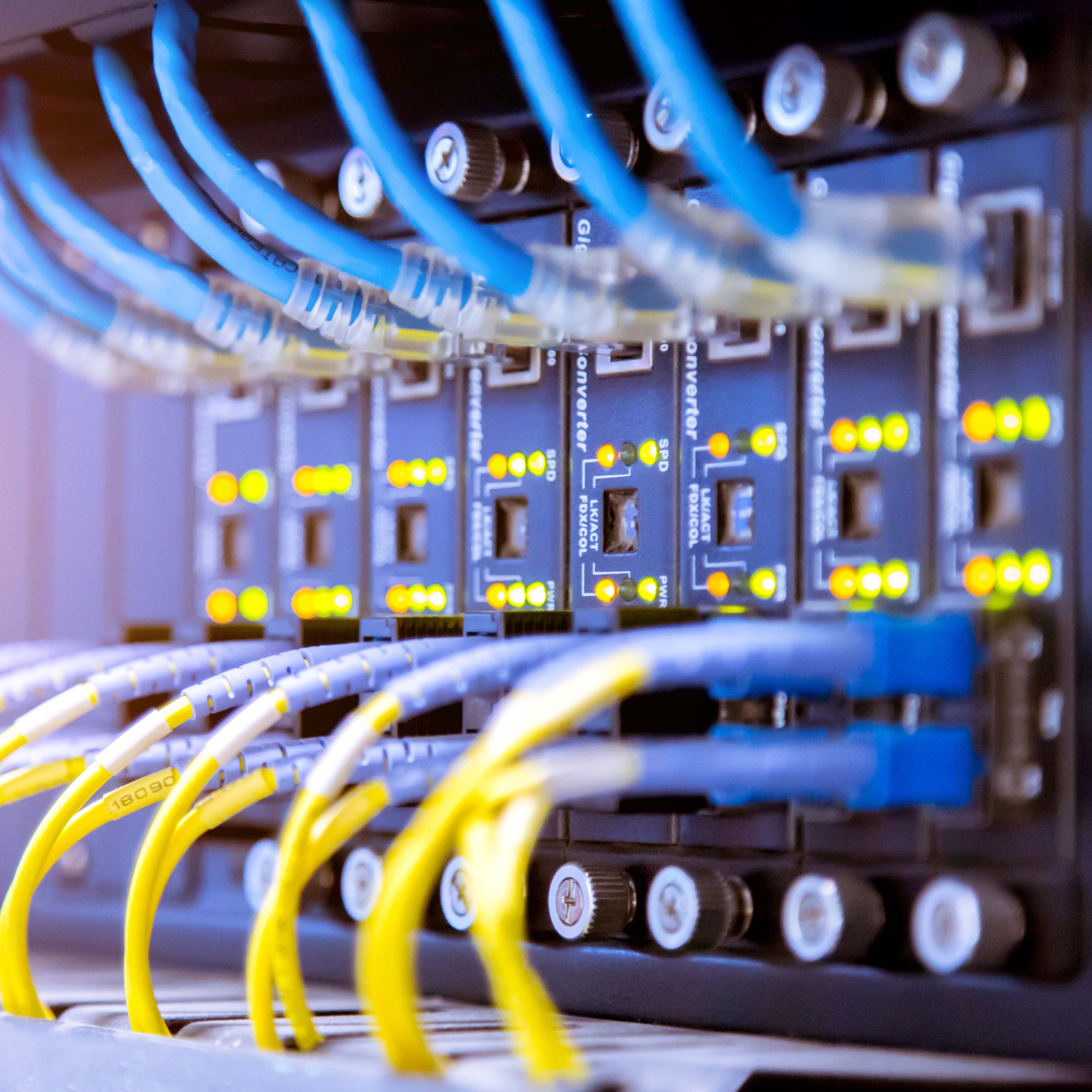 Stockfoto Network switch Network switch mit blauen Netzwerkkabeln.