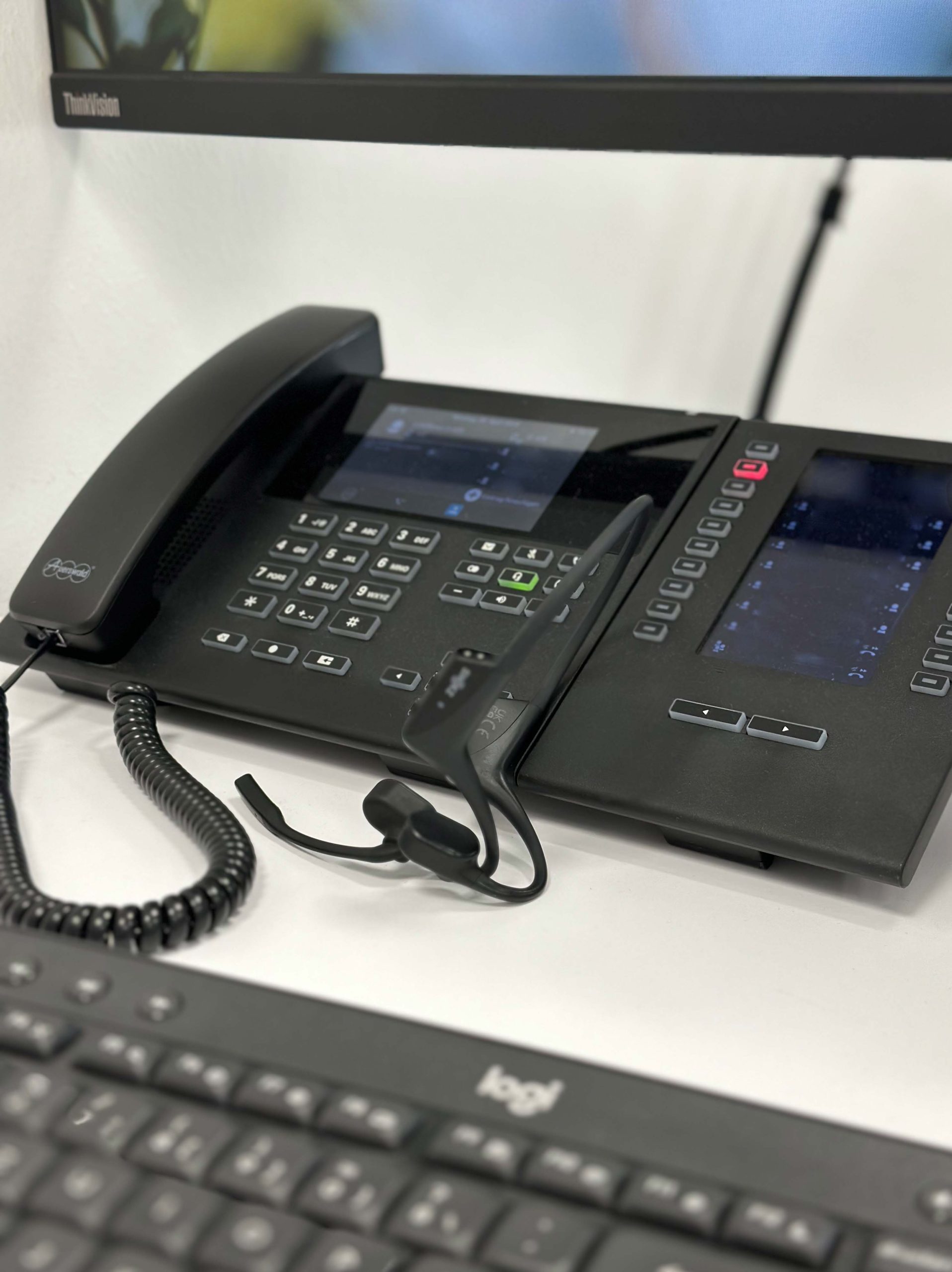 Telefon B2C Bereich Ein Telefon in unserem Unternehmen ist mit einem Headset und einer Tastatur ausgestattet. Diese Ausstattung unterstreicht die professionelle und effiziente Arbeitsumgebung, die Kommunikation und Produktivität fördert.