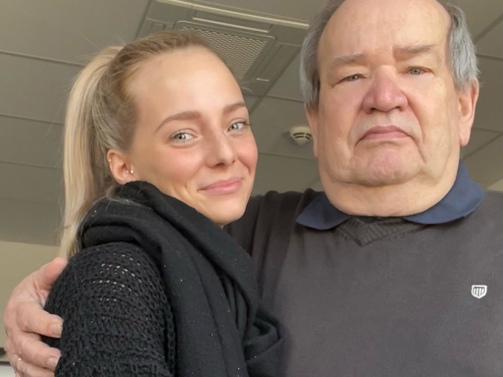 Vanessa Weber steht links von Lutz Zimmermann, der seinen rechten Arm freundschaftlich um sie legt. Die beiden strahlen eine angenehme und kollegiale Atmosphäre aus.